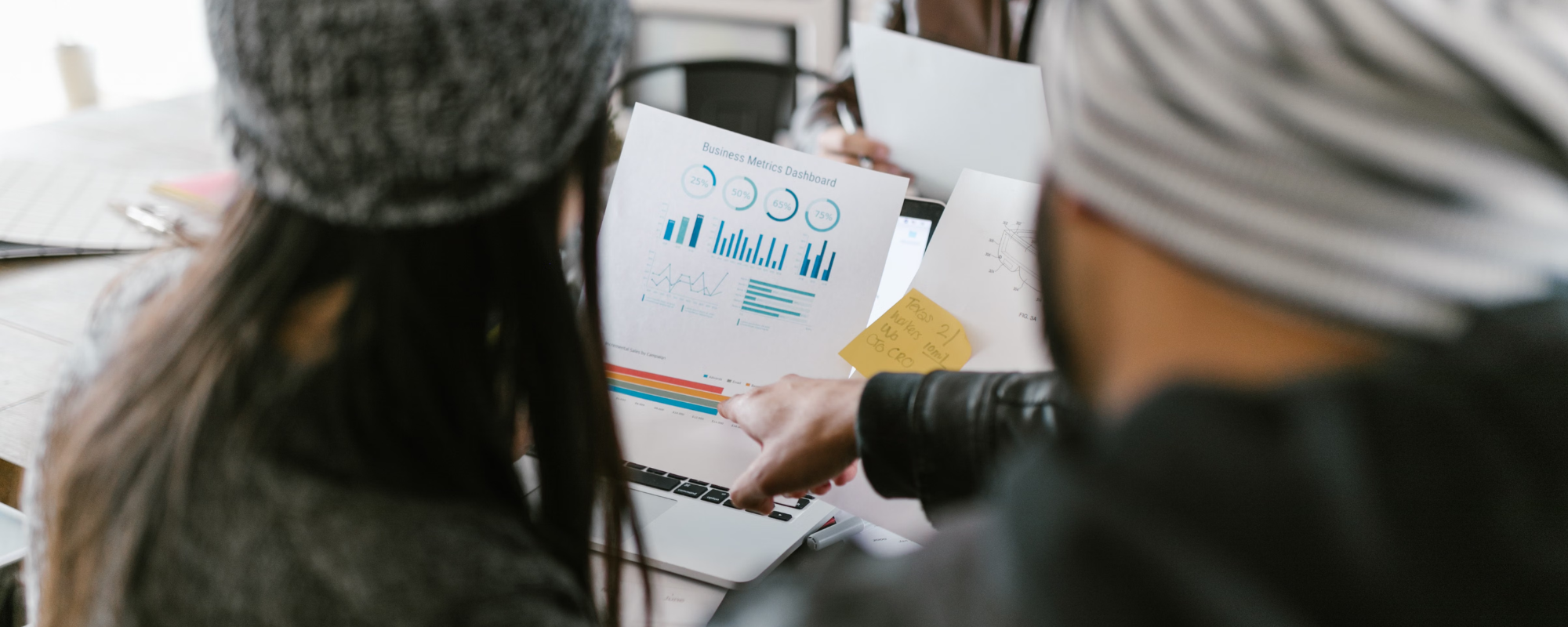 GEO vs SEO, Agencia de marketing digital analizando las métricas de la marca